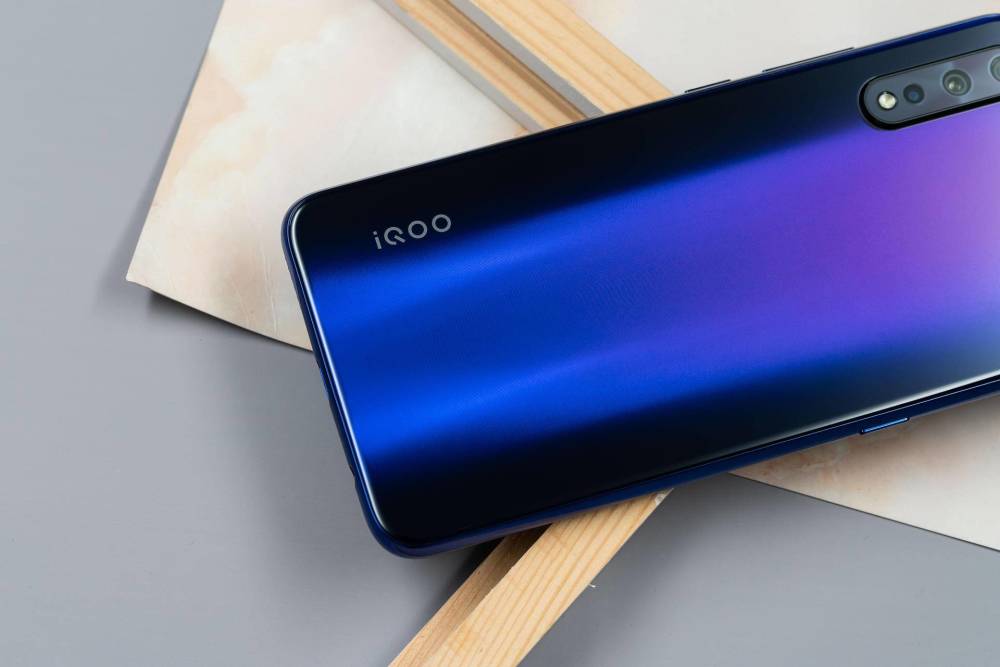 iqoo neo 855版电光紫图赏,疾速进化的性能带来全新王牌体验