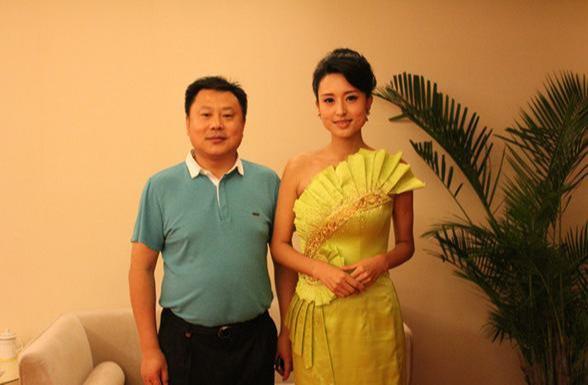 她曾经比董卿还美 ,嫁给了大30岁的富豪, 至今膝下无子