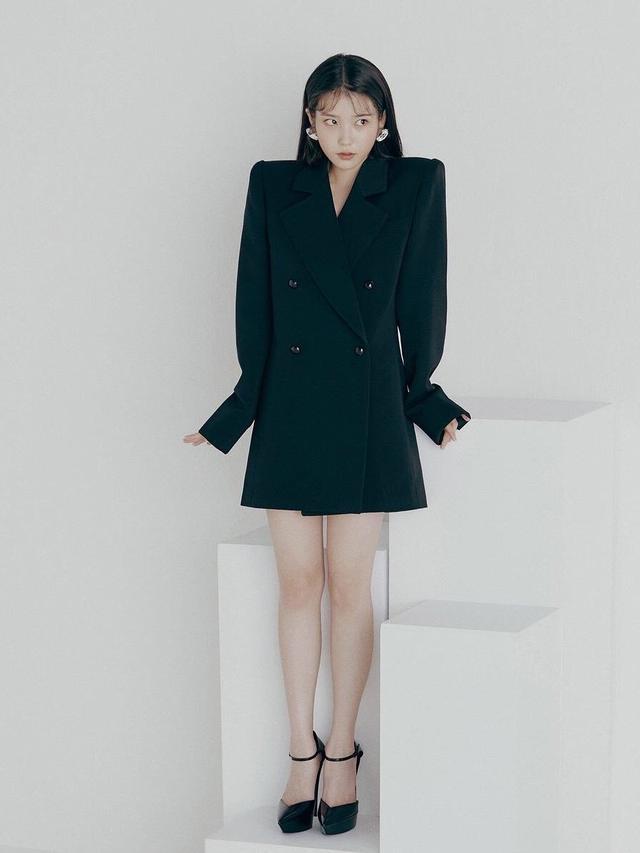 iu《德鲁纳酒店》,只搭配黑白两色,就可以玩转复古穿搭