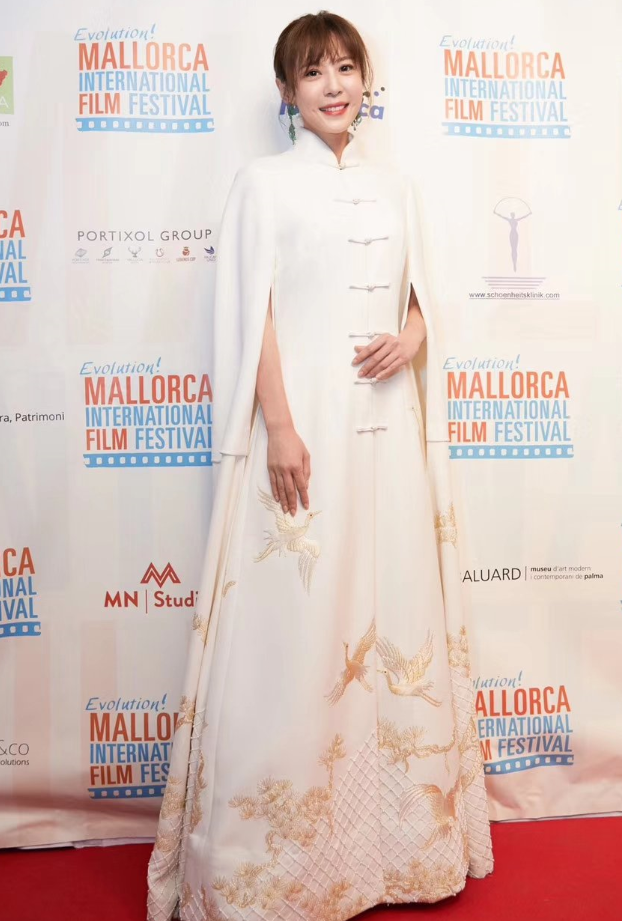 李金铭的礼服搭配看起来非常的