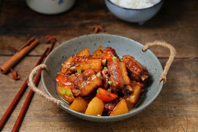 这样一道营养健康又好吃的排骨烧萝卜就做好了,是不是很心动.