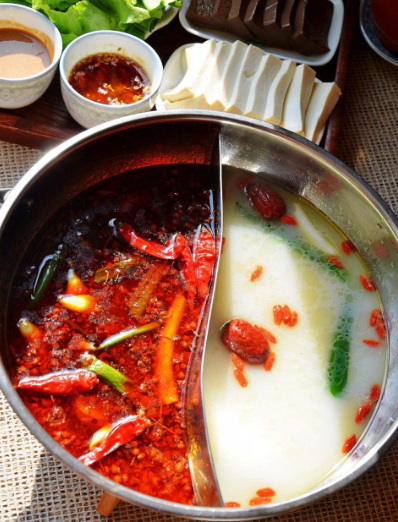 源远流长,其中有以"麻,辣,烫"著称的重庆火锅是南派