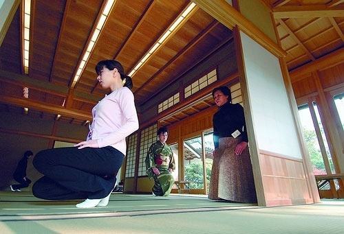 日本女人为何跪下服侍男人?优雅的跪姿给很多人留下深刻的印象