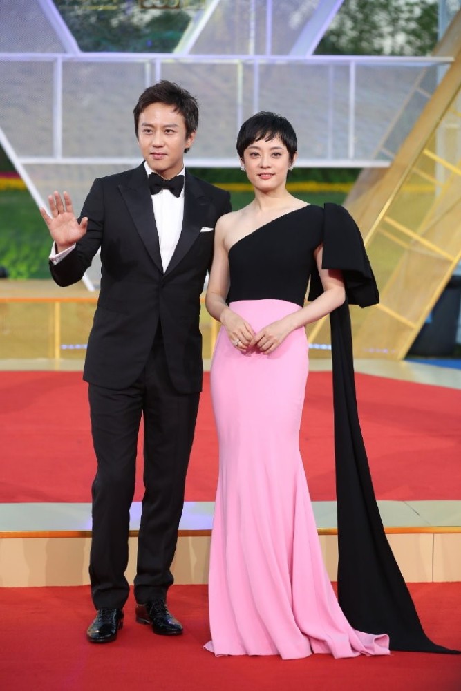 金鸡奖闭幕式群星熠熠,杨幂刘诗诗红白玫瑰争