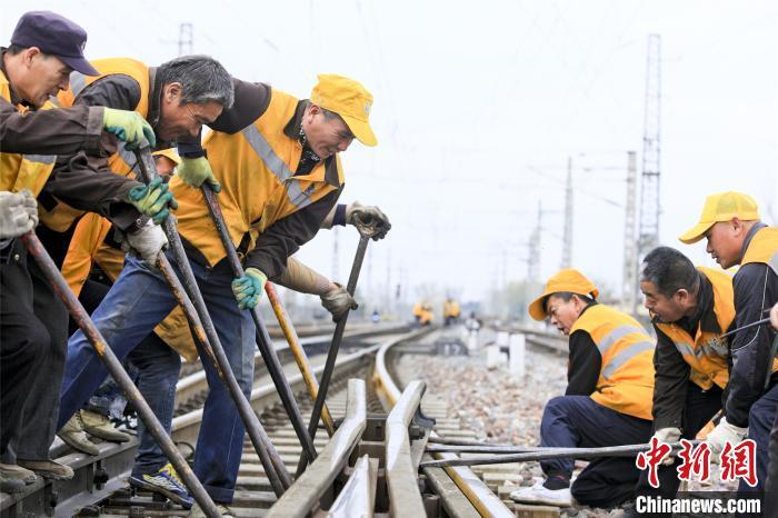 焦柳線道岔患重傷鐵路工人緊急搶修做手術