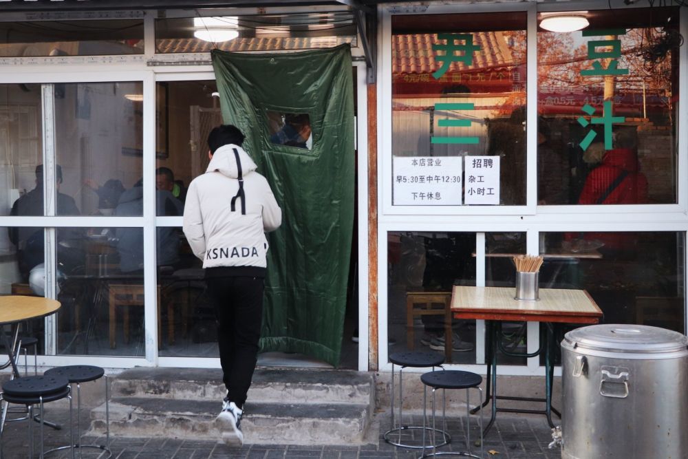 尹新安说,豆汁容易变质,如果连续发酵三天还没发酵好,就变质了.