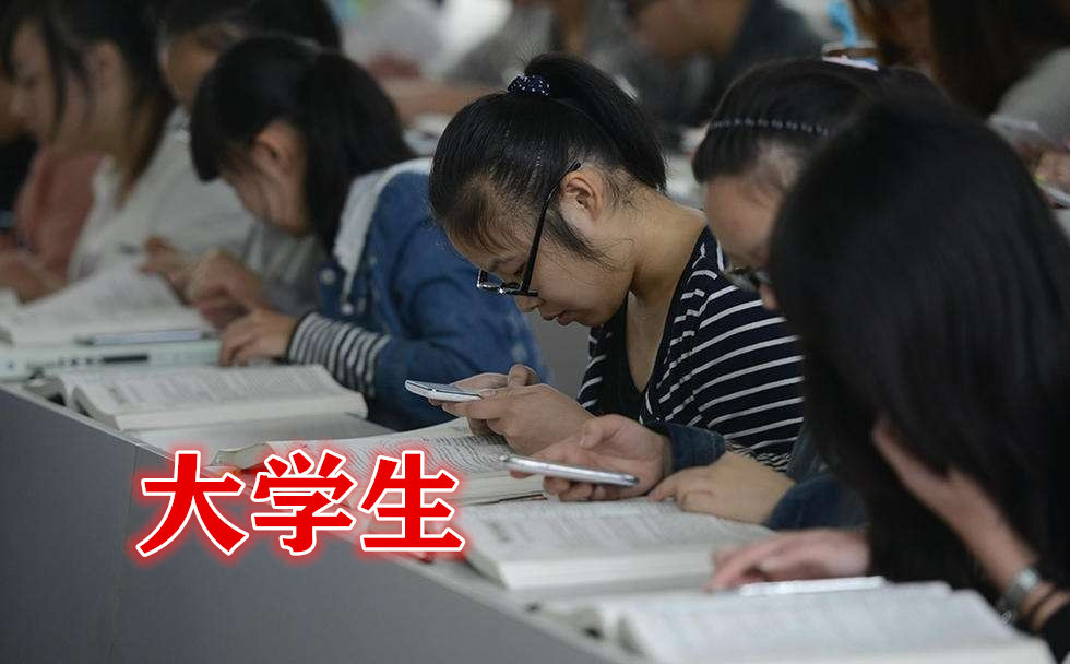 同样是"上课玩手机,小学生vs初中生各出奇招,大学生:呵,都是小儿科