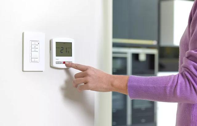 冬季宝宝在家开暖气,父母应该这么做