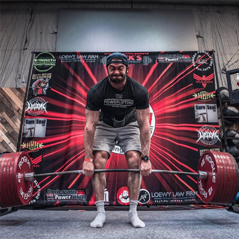 瘦弱的身材,却蕴含了无尽的力量,硬拉竟然