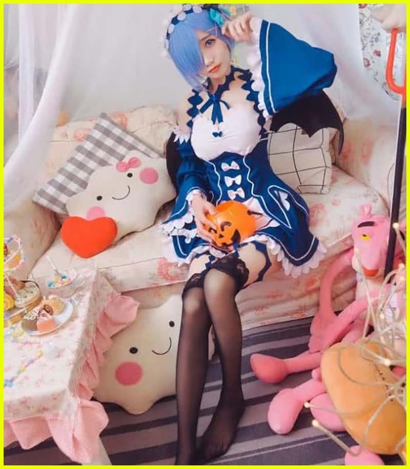 15岁萝莉cos小恶魔蕾姆,被"液体袜"抢镜,网友:想要带回家