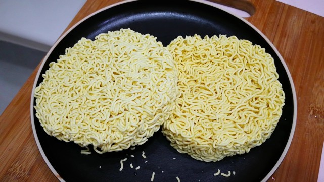 方便面为啥做成弯曲状 原来大有讲究 网友 白吃了这么多年的泡面 方便面 面条 包子 馒头