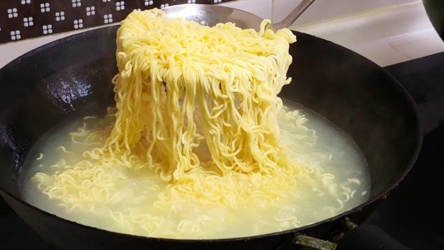 方便面为啥做成弯曲状 原来大有讲究 网友 白吃了这么多年的泡面 方便面 面条 包子 馒头