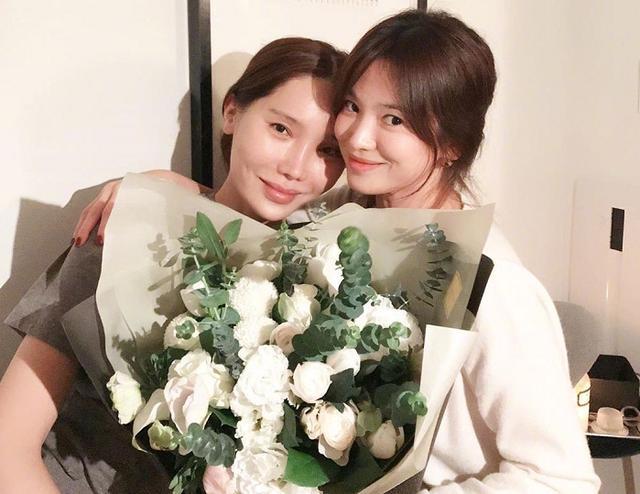 刘亚仁给宋慧乔过生日登门送花还贴脸相拥大有取代宋仲基之势