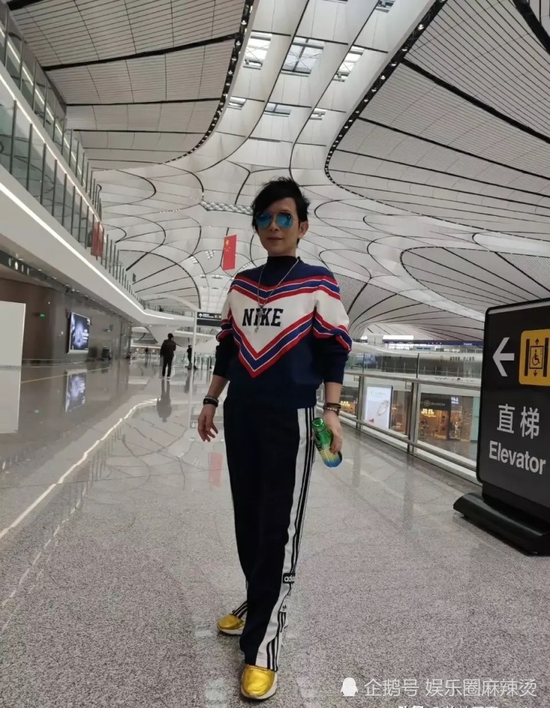 歌手潘美辰近照曝光,英姿飒爽帅气不输李宇春,50岁至今单身未婚