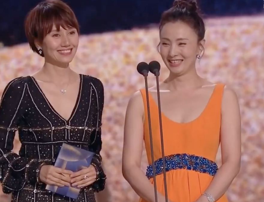 陶虹袁泉金鸡节同台颁奖,提到各自老公时,台下徐峥表情转换微妙