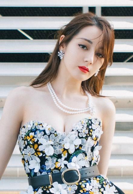 迪丽热巴金鸡红毯耳环丢失?价值连城,金主爸爸