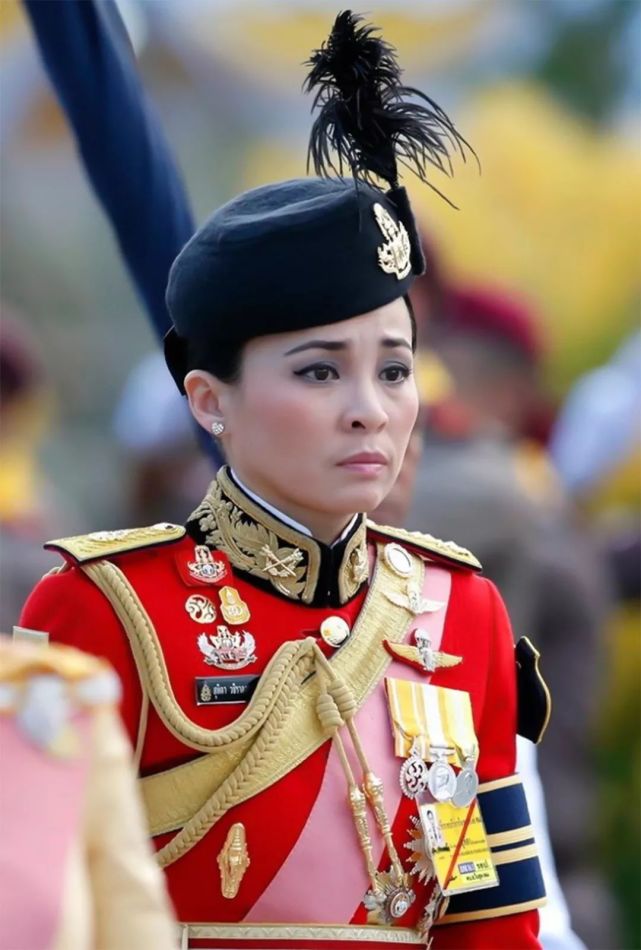 玛哈国王站在娇妻画像前 和苏提达深情对望 薄情郎笑成孩子样
