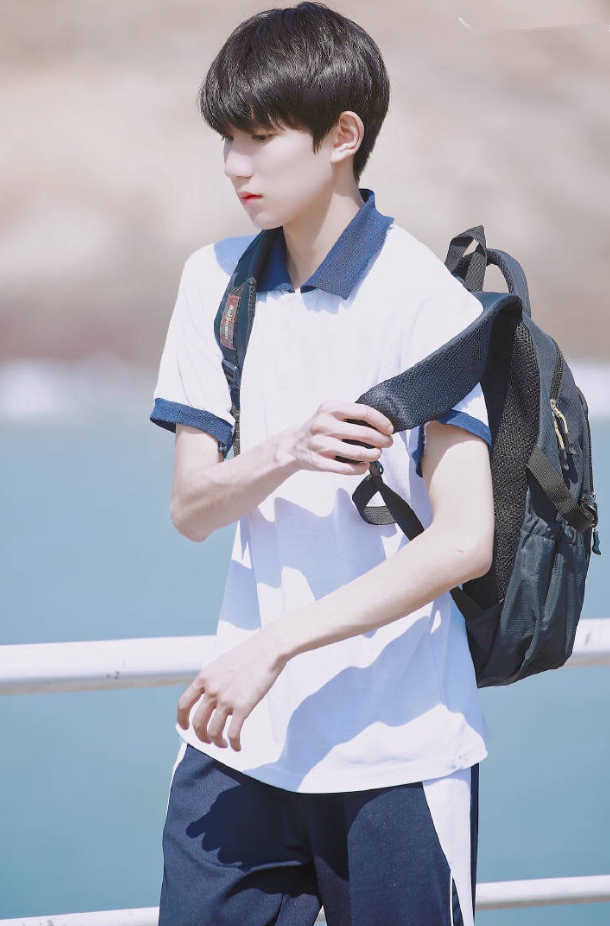有种好看叫王源,明明是最简单的校服,他穿出了一种漫画故事感!
