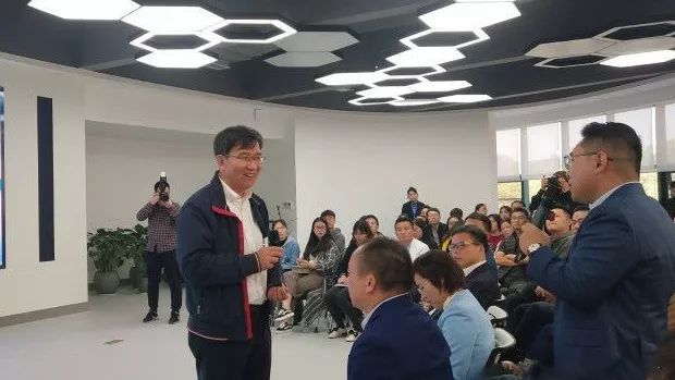 孵化出价值100亿美元的科技公司后,蓝山人李泽湘回来干了啥?