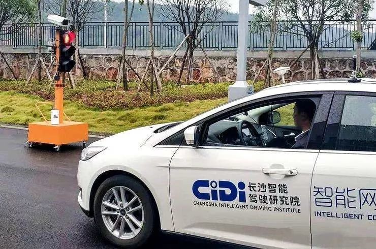 孵化出价值100亿美元的科技公司后,蓝山人李泽湘回来干了啥?