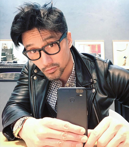 老腊肉变小鲜肉,52岁的年纪,依然像个小伙子,简直"帅掉渣"