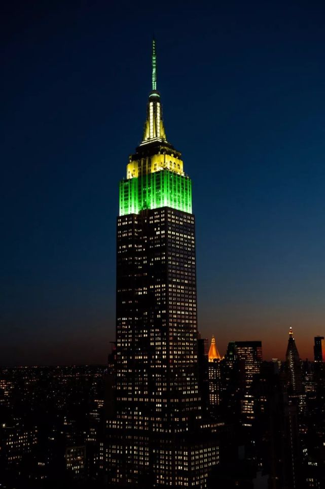 芝麻街英语 品牌 11月10日 纽约帝国大厦忽然点亮夜空
