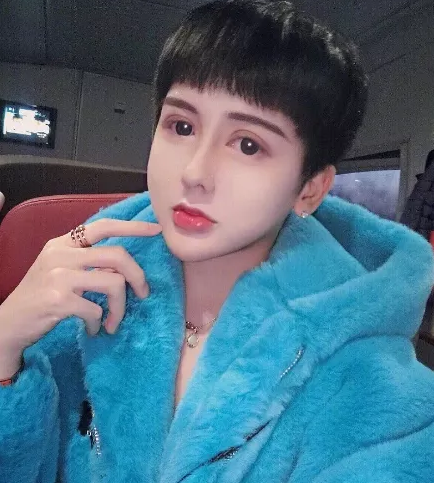 "蛇精脸"刘梓晨大变样?身材走形变油腻大叔,网友:终于变回正常人了?