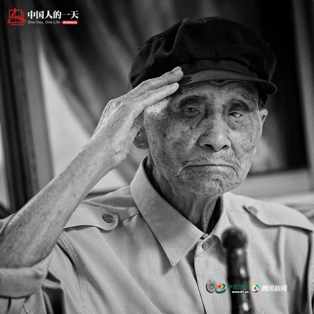 104岁老红军王承登子弹穿过头部军礼依旧挺拔