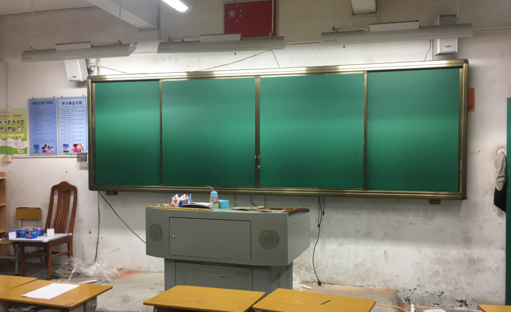 小时候的黑板都是黑色的为什么现在很多黑板都是墨绿色的