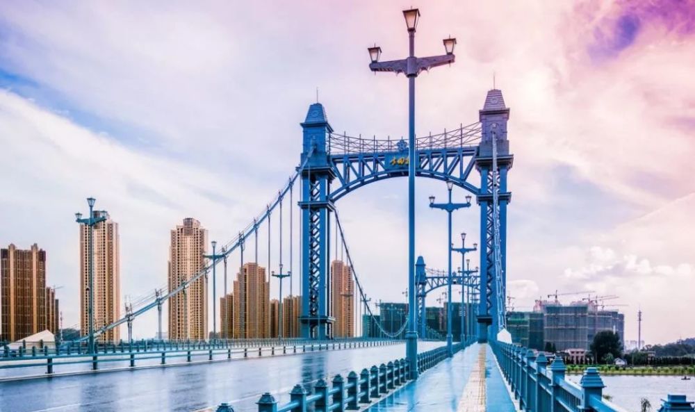 它位于三环线长丰桥(江汉五桥)和知音桥(江汉二桥)之间,地址是武汉市