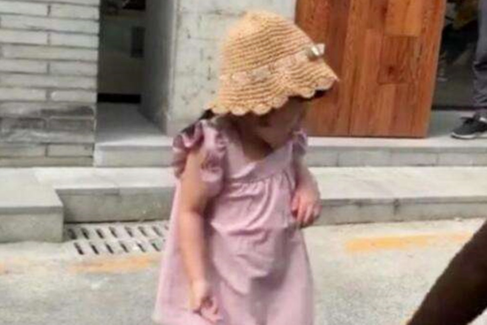 6岁小萝莉获泰国女童选美冠军 网友: