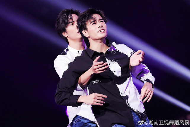 舞蹈风暴刘迦李响成活的展品双胞胎演绎复杂兄弟情