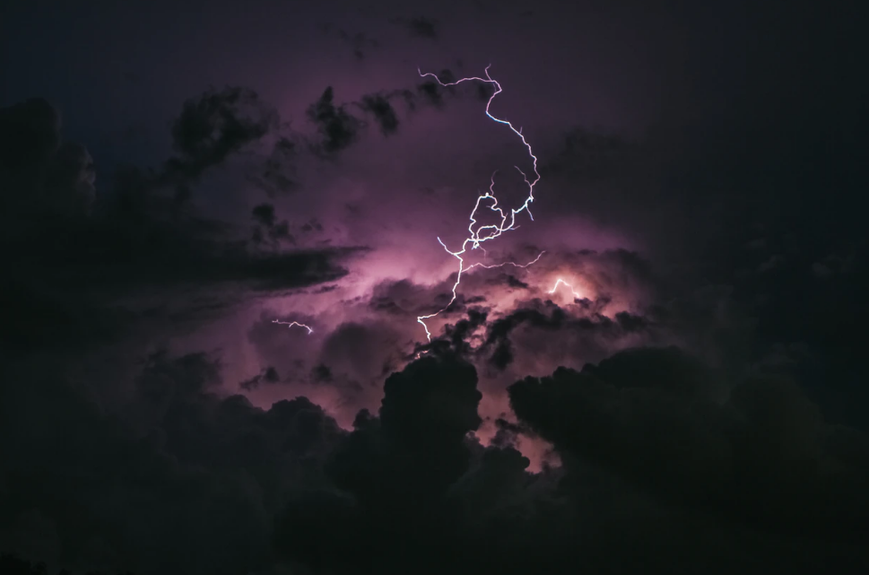 thunder是雷电,steal thunder难道是指"偷电"?