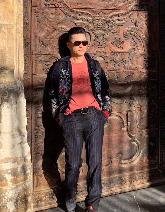 看完吕良伟63岁的身材我默默撸铁去了