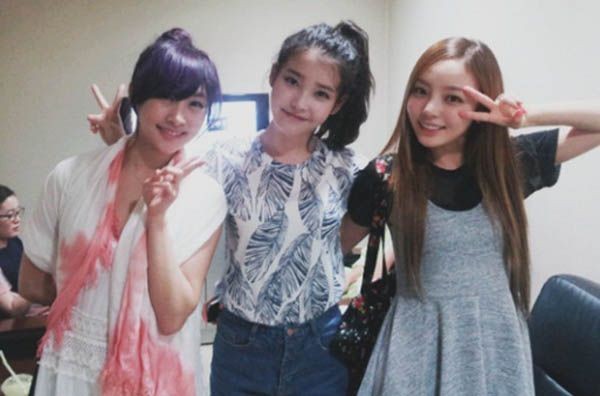 iu唱到一半接获具荷拉死讯,硬挤微笑二次返场安可:唱不下去请帮我