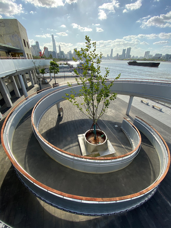 从其产品设计到专卖店设计,再到其独特的办公总部apple park,"苹果