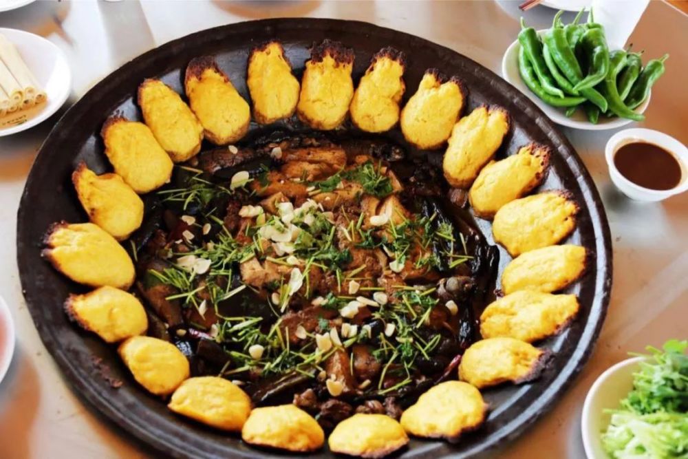 当然,因为比邻俄国,也可以尝到许多俄式美食,贼有嚼劲的大列巴你一定