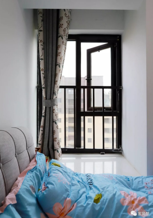 让整个室内更有整体性 闲暇时刻可以坐这里看书听歌 软包床头则是最