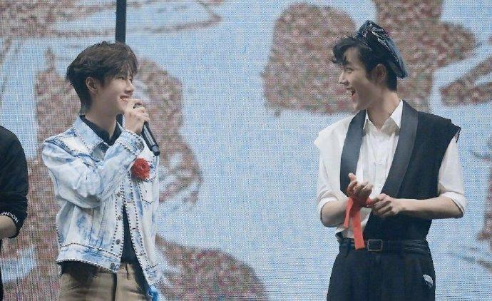 肖战又双标握其他人的手方式都一样唯独对王一博不同