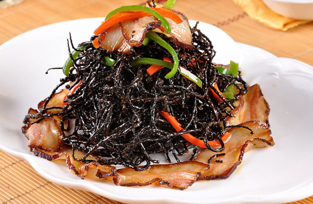 常见的核桃花晒干后炒着吃也是一种美味啊