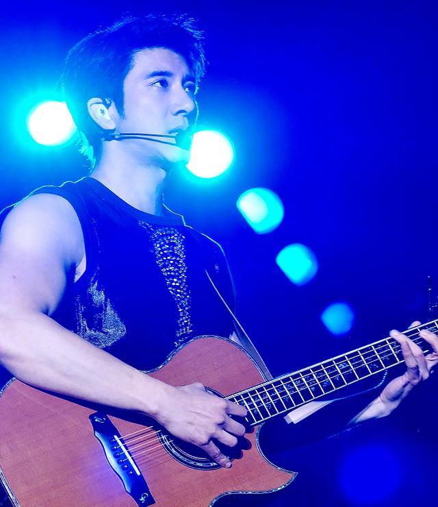 王力宏晒演唱会照片穿蓝色皮衣弹钢琴型男也能穿泡泡袖