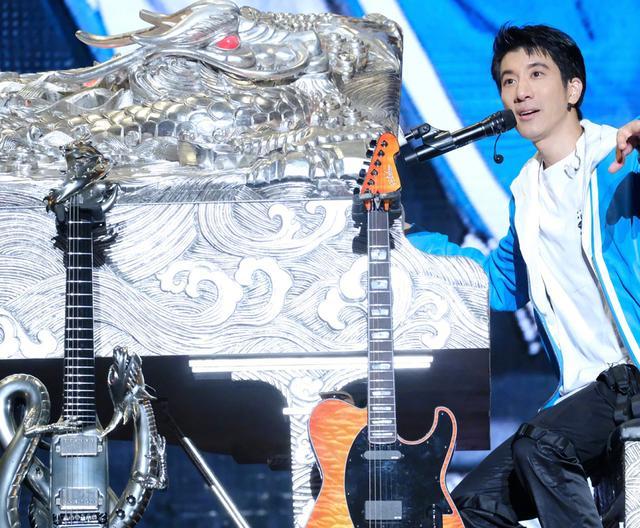 王力宏晒演唱会照片穿蓝色皮衣弹钢琴型男也能穿泡泡袖