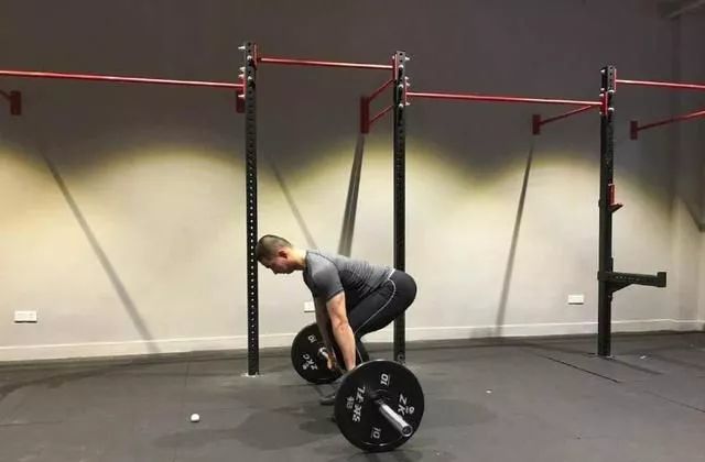 杠铃划船是个非常好的练背动作会让背部变得更宽厚更强壮