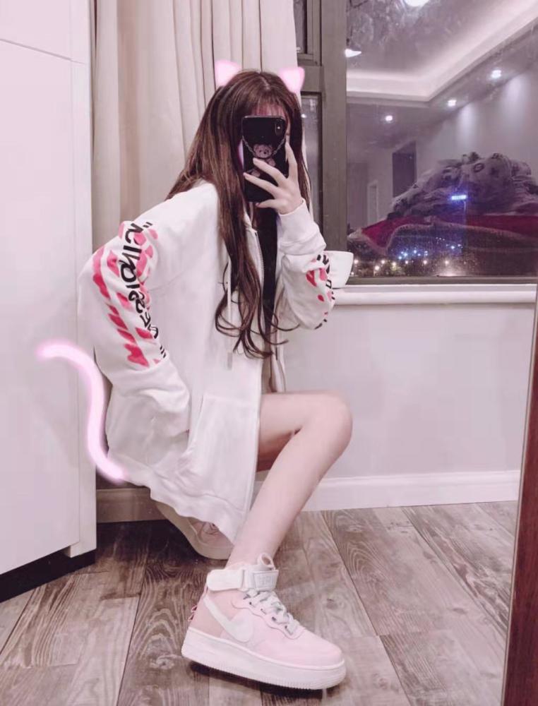 都知道杨清柠长相清纯甜美,身材娇小,无论什么款式的衣服都能轻松驾驭