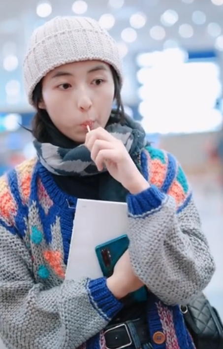 可爱少女张子枫机场吃棒棒糖谁注意糖的形状了小仙女专属