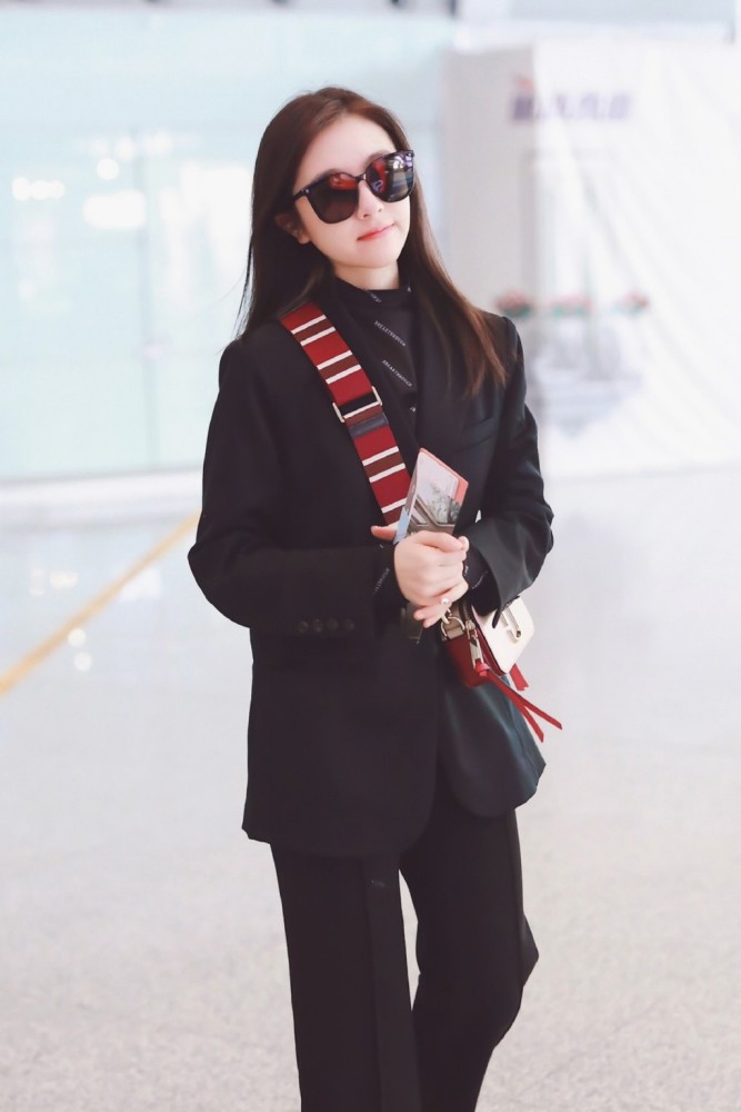 李兰迪也是童星出身了,10岁时就出演了励志电影《爱你输给了谁》,开始