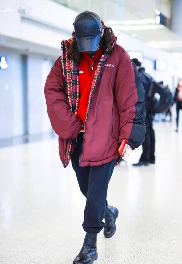 欧阳娜娜太会耍帅,穿超大的深红色棉服走机场_腾讯新闻