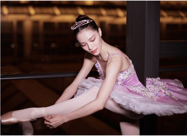 关晓彤跳芭蕾被钟楚曦碾压?看到两人同台照,论女生肩线的重要性