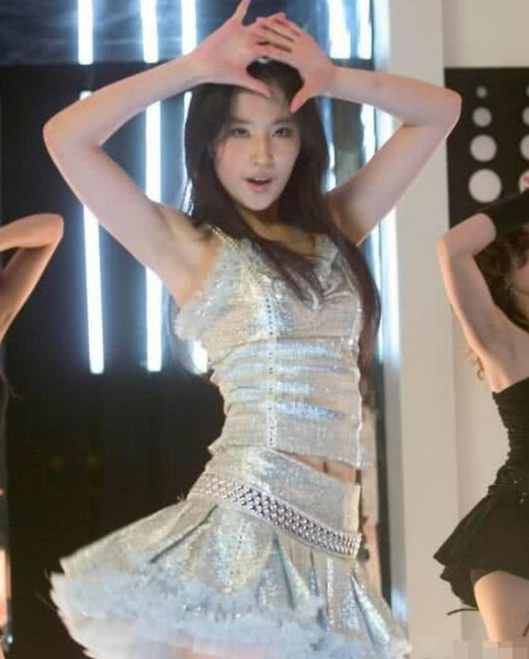 刘亦菲早期跳舞超过火!顶胯俯拍的一刹,这"天鹅臀"修炼不来