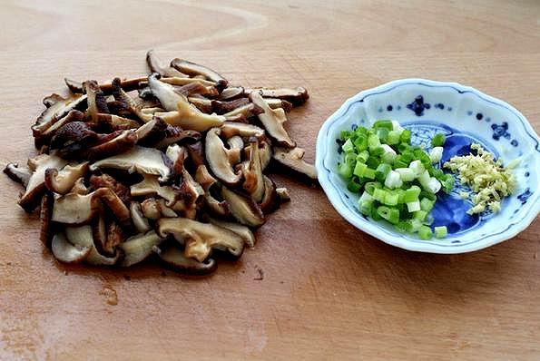 香菇炒肉的正確做法2種食材別同時下鍋蘑菇更爽滑